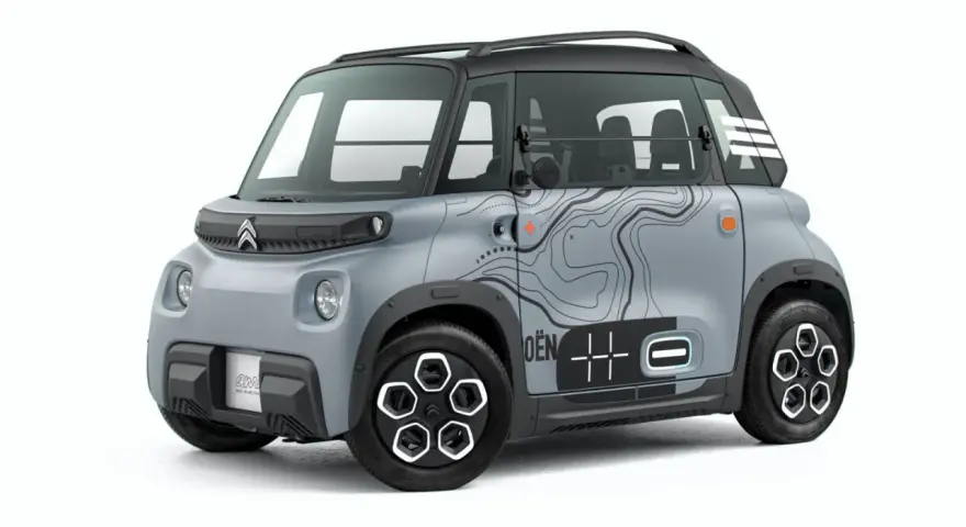 Szary Citroen Ami z mapą topograficzną na boku, gotowy na miejskie przygody.