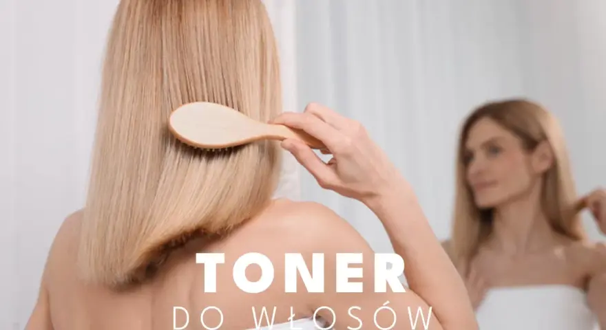 Kobieta z blond włosami szczotkuje je. Tekst na zdjęciu: "TONER DO WŁOSÓW".