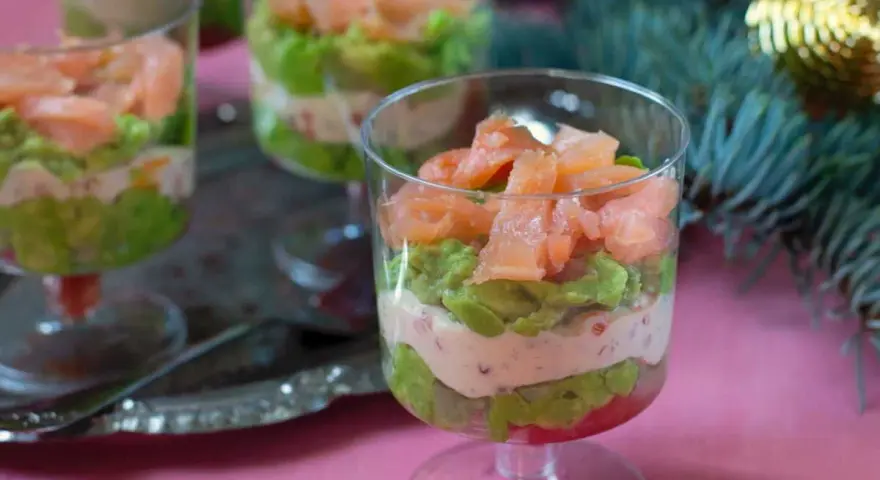 Verrines festives saumon-avocat, parfaites pour vos 10 recettes de verrines faciles. Une explosion de saveurs pour les fêtes.
