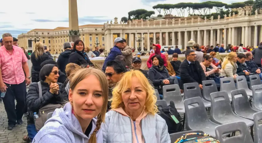 Dwie kobiety czekają na audiencję u papieża na Placu Świętego Piotra w Rzymie. W tle Bazylika Świętego Piotra.