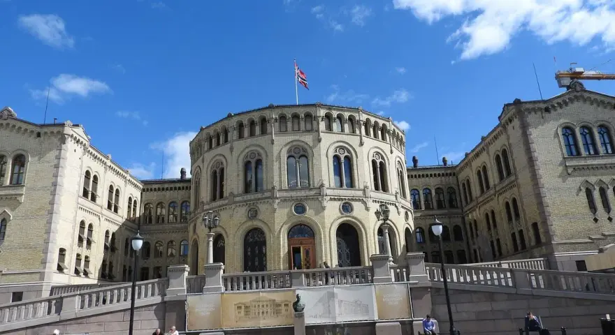 Storslagen byggnad med norsk flagga, en av de mest sevärda platserna att se i Oslo.