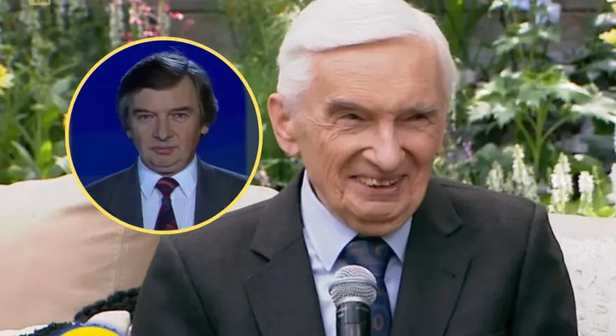 Uśmiechnięty starszy pan w garniturze, obok zdjęcie młodszego mężczyzny. Jeden z dziesięciu od kiedy pamięta, widać upływ czasu.