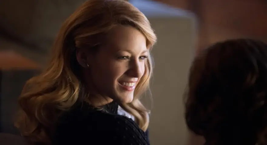 Adaline, la protagonista di "Adaline l'eterna giovinezza storia vera", sorride con i suoi capelli biondi ondulati.