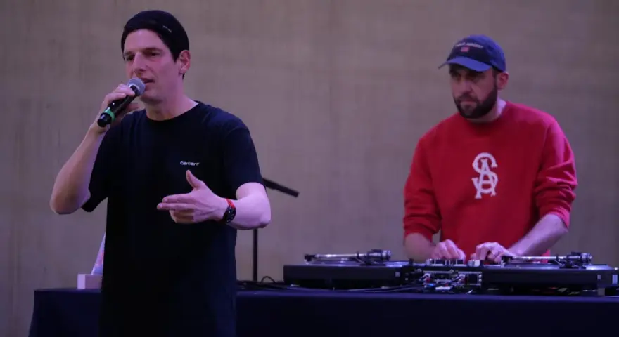 Un MC au micro et un DJ hip hop français aux platines, prêts à enflammer la scène.
