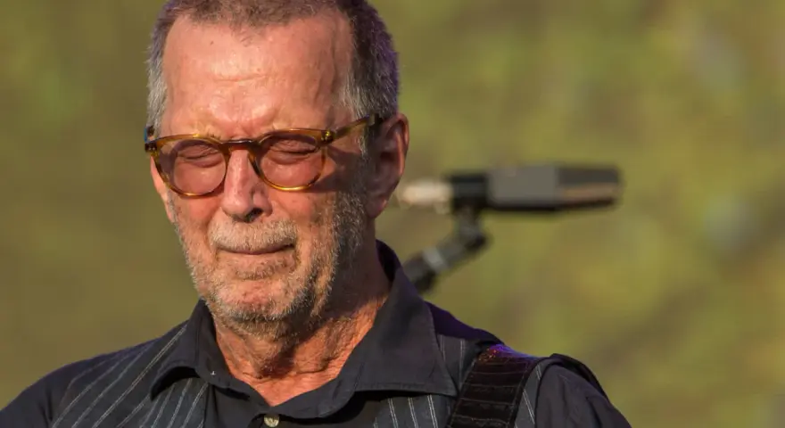 Eric Clapton zamyka oczy, jakby słyszał "Tears in Heaven". W okularach odbija się światło, a na twarzy maluje się zaduma.