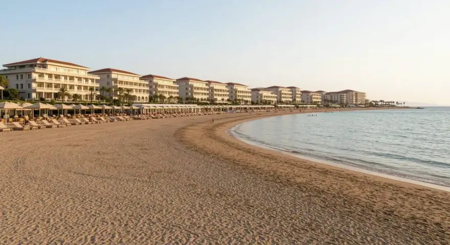 Piękna plaża z rzędami leżaków i białymi hotelami w tle, idealne miejsce na wakacje w Side Colakli.