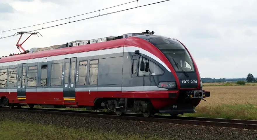 Nowy rozkład jazdy Sandomierz: nowoczesny pociąg ED74-001d mknie przez pola.