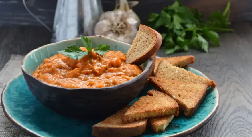 Pesto di melanzane Bimby pronto da gustare con crostini di pane.