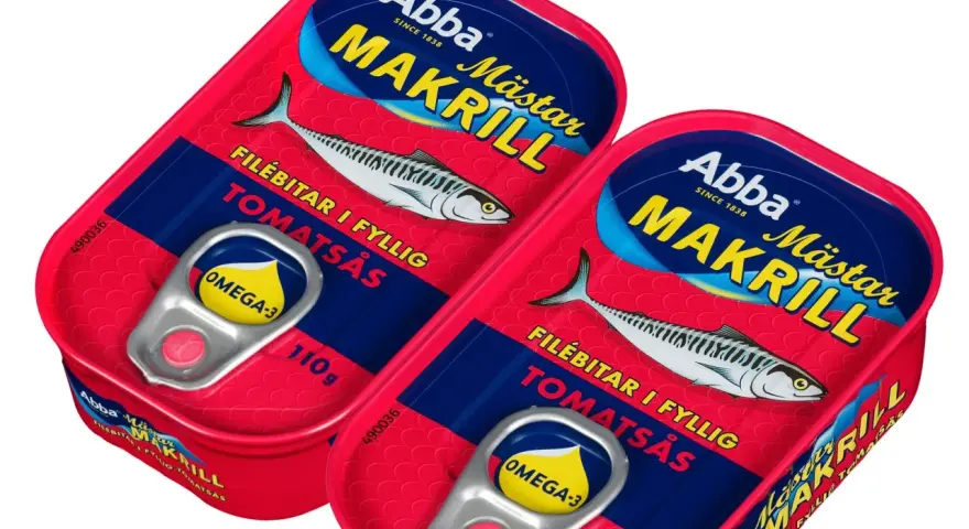 Två burkar Abba Makrill i tomatsås, med en bild på en makrill och texten "Filébitar i fyllig tomatsås". Omega-3-märkt.