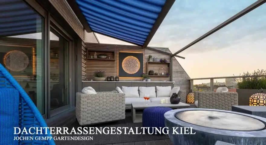 Gemütliche Dachterrasse mit Lounge-Möbeln, blauem Sonnensegel und Blick auf die Stadt.