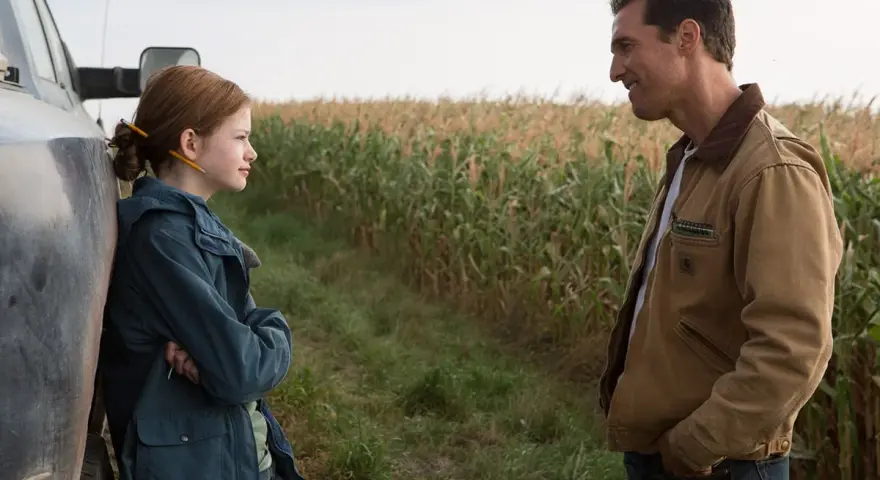 Un padre e una figlia in un campo di mais. Un film da vedere assolutamente, con una storia che ti cattura.