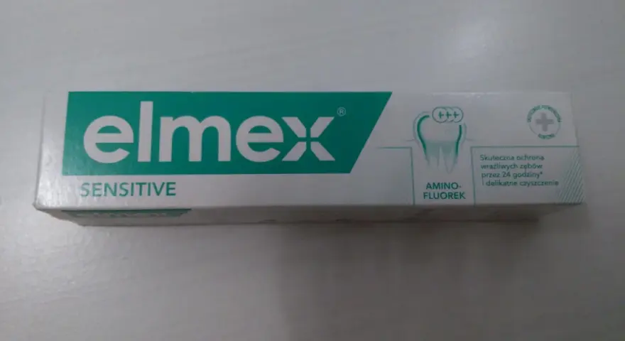 Pudełko pasty do zębów Elmex Sensitive. Wybór między Elmex a Sensodyne jest trudny, ale ta pasta zapewnia skuteczną ochronę wrażliwych zębów.
