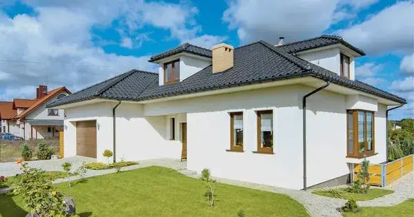 Ile powinien wystawać okap dachu, aby uniknąć problemów z wilgocią?