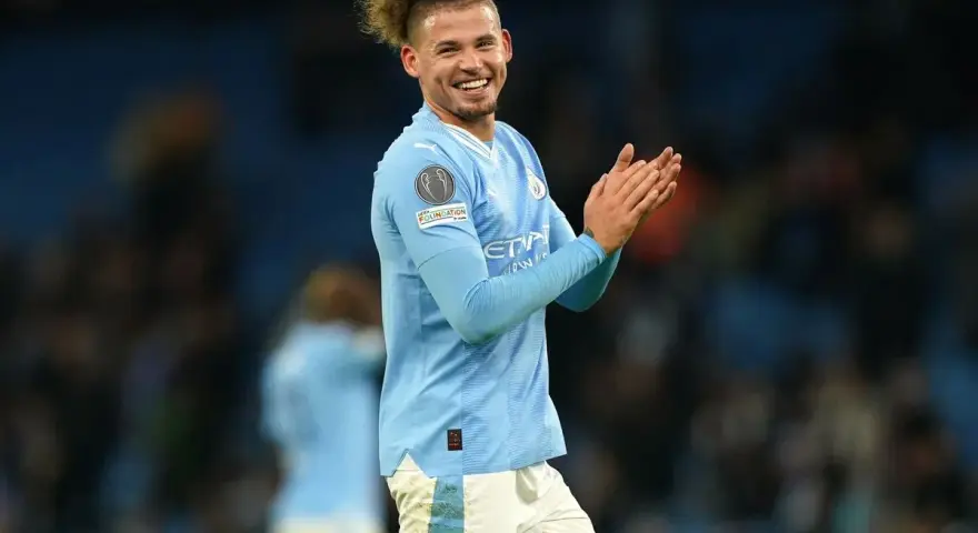 Kalvin Phillips, con su característico peinado, aplaude en el campo con una sonrisa.