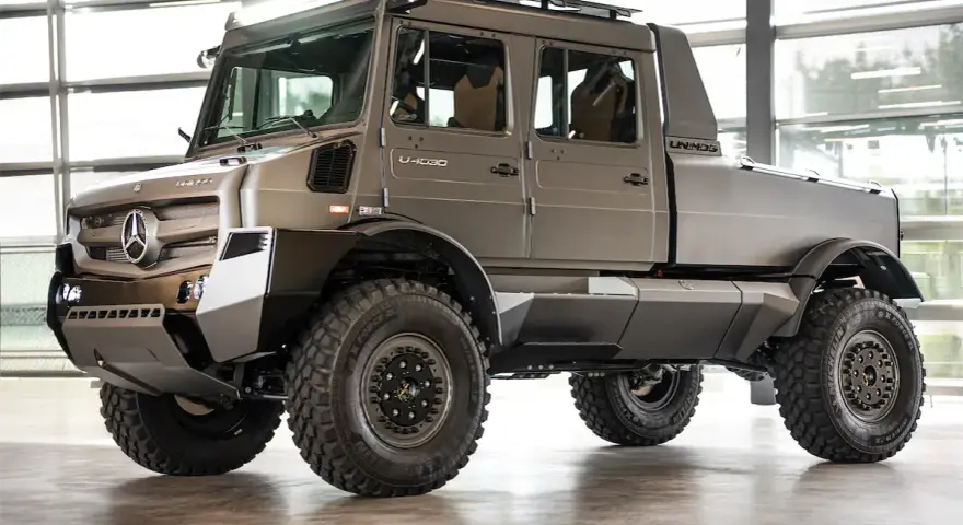 Szary, potężny Unimog U 4030 z podwójną kabiną i terenowymi oponami gotowy na każdą przygodę.