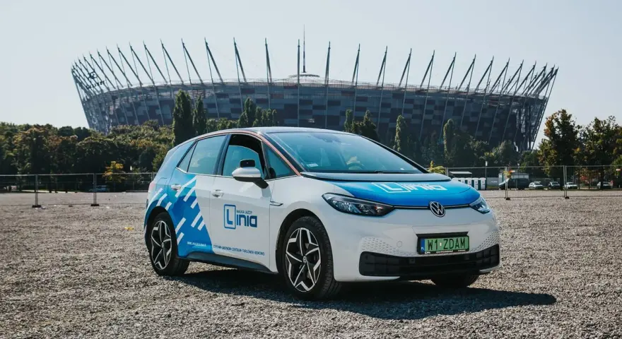 Samochód nauki jazdy "Linia" przed Stadionem Narodowym. Chcesz wiedzieć, jak zostać instruktorem jazdy?