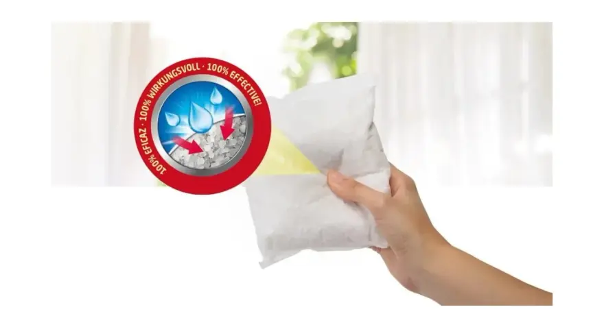Hand hält Granulat-Beutel für Luftentfeuchter. Das Granulat bindet Feuchtigkeit, die dann als Wasser entsorgt wird. 100% wirkungsvoll.