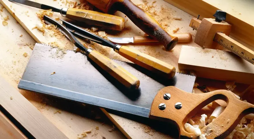 Attrezzi da falegname, seghetto, scalpelli, mazzuolo e truschino, pronti per lavorare il legno per hobby.