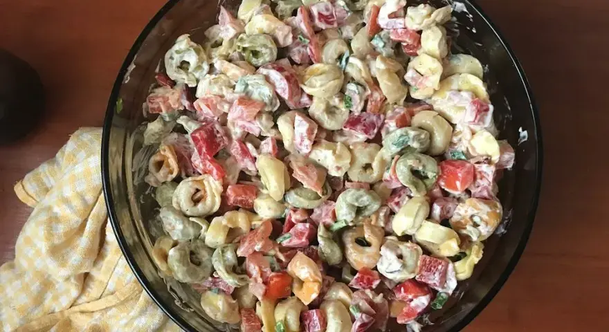 Tortellini: Jak podawać? 15+ pomysłów na sosy, sałatki i zupy