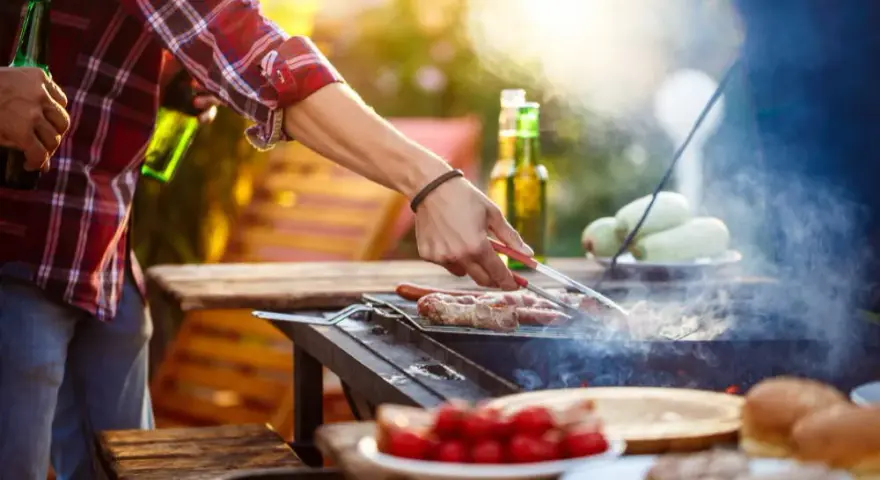Grill na balkonie: czy to legalne? Uniknij mandatu i konfliktu!