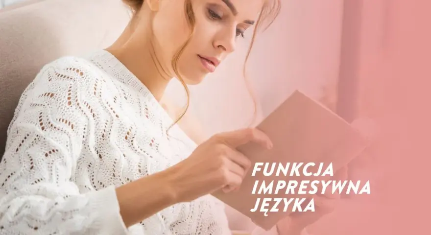 Kobieta w białym swetrze czyta książkę, zgłębiając funkcję impresywną języka.