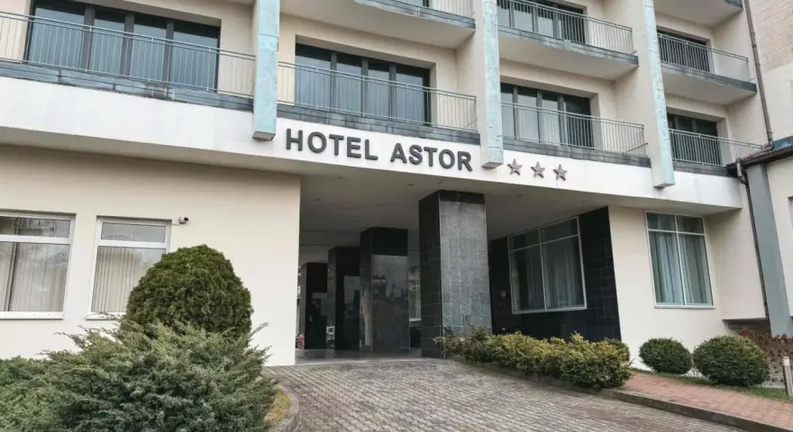 Hotel Astor Jastrzębia Góra – opinie o obiekcie z trzema gwiazdkami. Wejście do hotelu z podjazdem i zielenią.