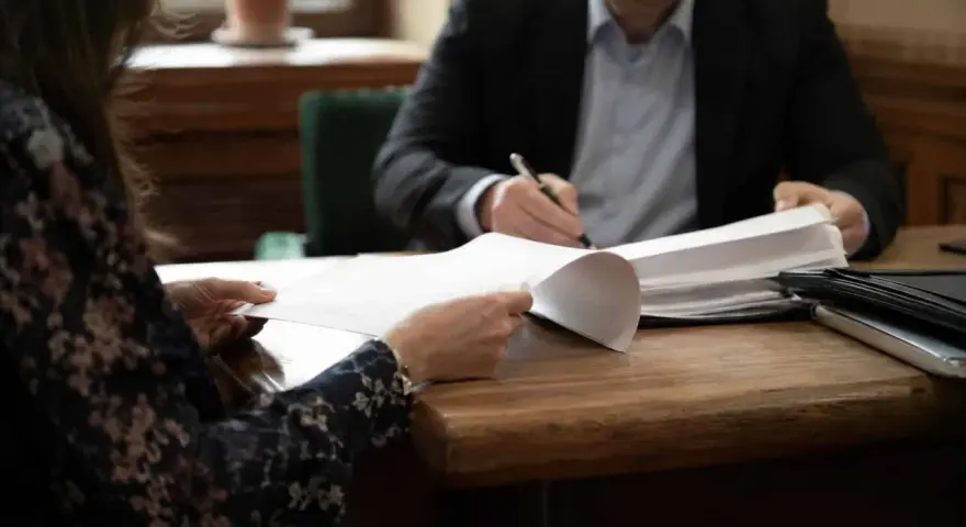 Para, która analizuje dokumenty, aby uzyskać klauzulę wykonalności alimentów.