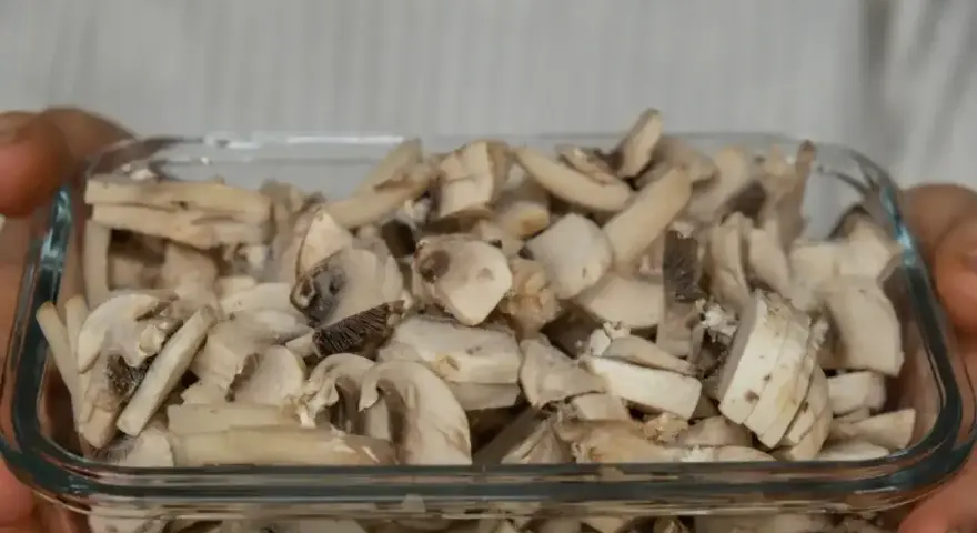 Pokrojone pieczarki w szklanym pojemniku. Czy pieczarki można mrozić? Tak, to świetny sposób na ich przechowywanie.