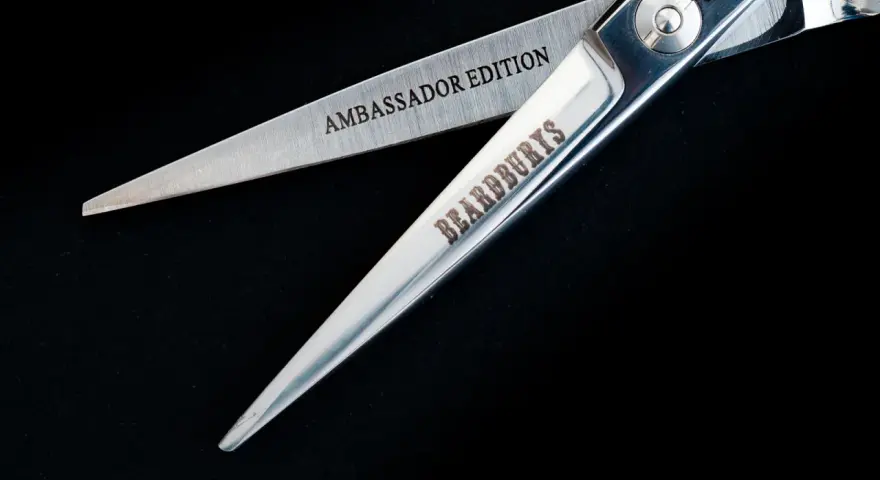 Tijeras de peluquería profesional, perfectas para un corte de pelo hombre a tijera impecable. "Ambassador Edition" y "BEARDBURYS" grabados.