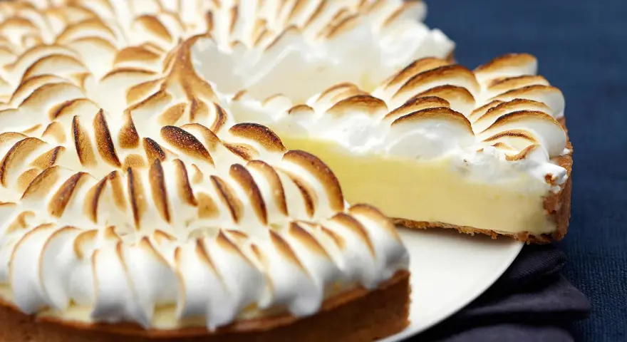 Une délicieuse recette tarte au citron avec une meringue dorée et aérienne, prête à être dégustée.