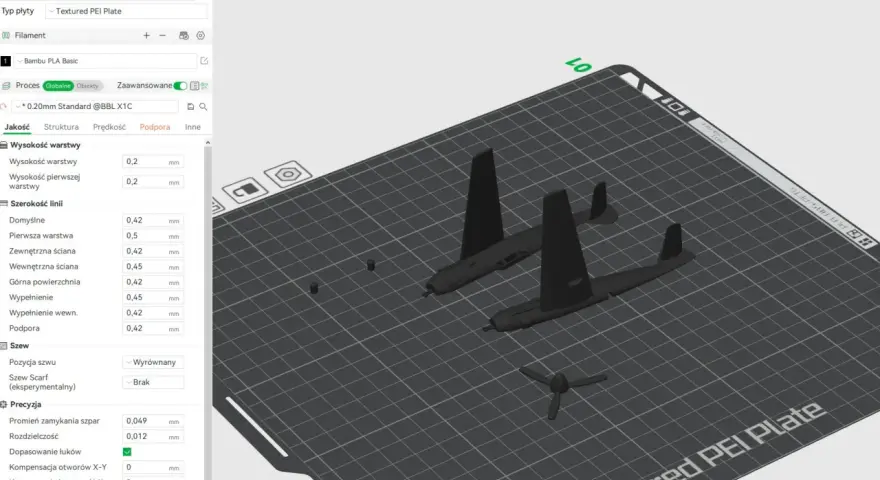 Program przygotowuje modele do druku 3D, ustawiając parametry takie jak wysokość warstwy i szerokość linii dla samolotów.
