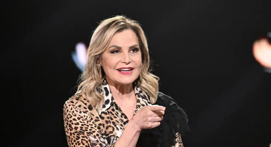 Simona Ventura, con un look audace, parla con energia, affrontando con forza ogni sfida, anche la sua recente malattia.