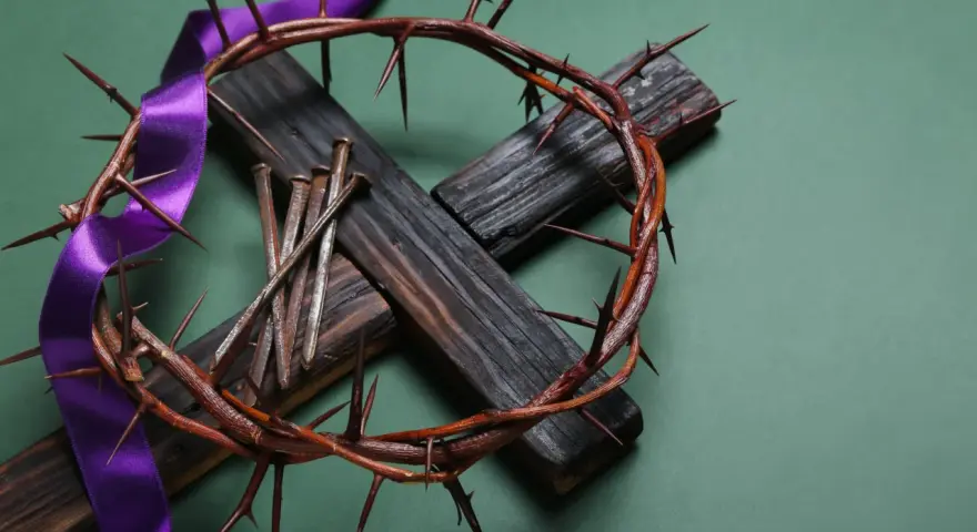 Dornenkrone, Nägel und ein Kreuz erinnern an das, was am Karfreitag geschah.