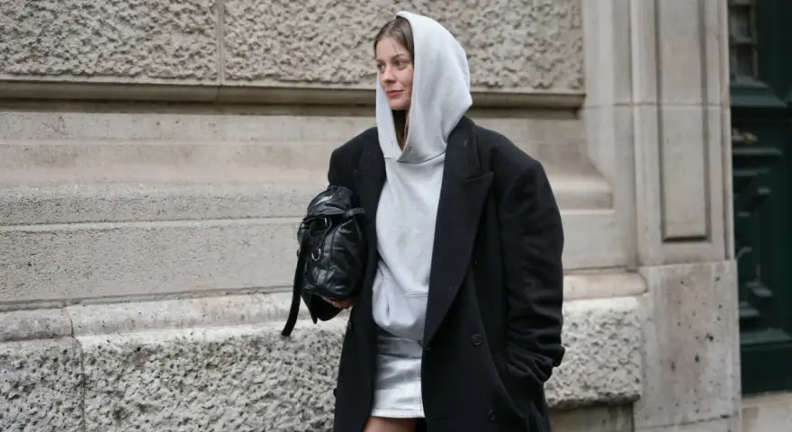 Jakie bluzy są modne? Trendy, stylizacje i porady eksperta.