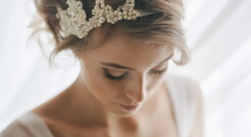 Splendido semiraccolto morbido acconciature sposa con diadema di perle.