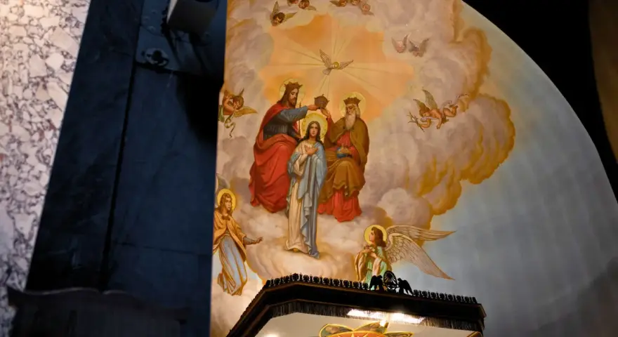 Obraz przedstawia scenę Koronacji Matki Bożej, symbolizującą jej wniebowzięcie nmp. W chmurach, wśród aniołów, Bóg Ojciec i Syn koronują Maryję.