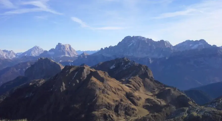 Panorami alpini mozzafiato, con cime innevate e pendii bruni. Un passo staulanza ideale per un'escursione.