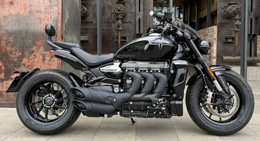 Czarny Triumph Rocket 3 Storm z imponującym silnikiem. Dane techniczne tego potwora budzą respekt.