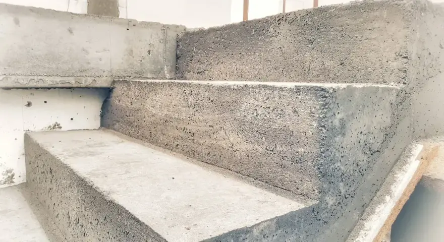 Szalowanie schodów z betonu, gotowe do dalszych prac budowlanych.
