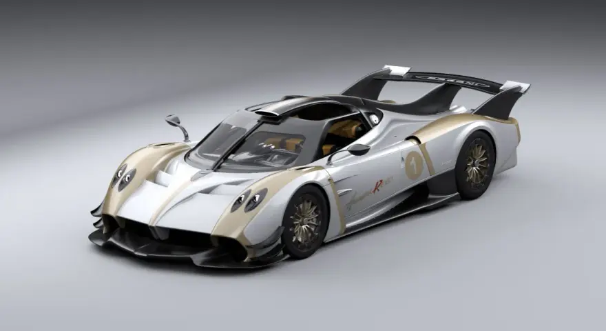 Srebrno-złoty Pagani Huayra R Evo z numerem 1, gotowy do wyścigu.