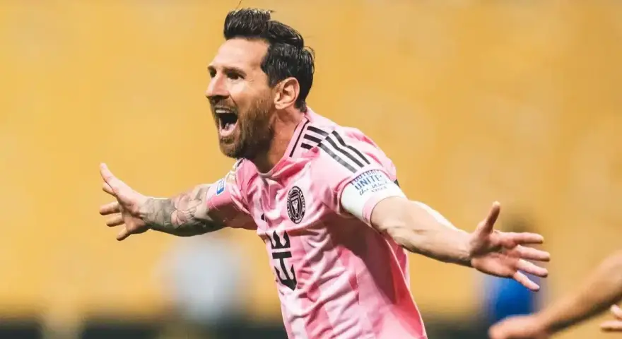 Lionel Messi celebra un gol con el Inter Miami, mostrando su alegría y determinación en el campo.