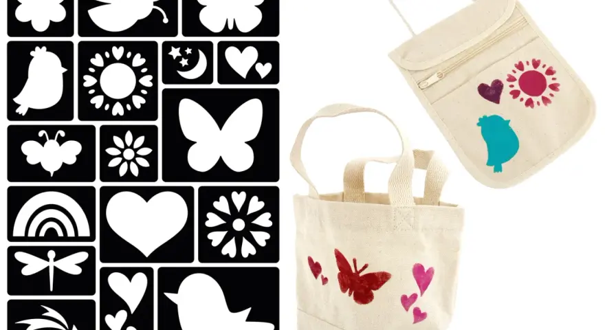 Ensemble pour apprendre comment faire un pochoir : motifs d'animaux, de fleurs, de cœurs et d'étoiles sur fond noir, et deux sacs en toile décorés.