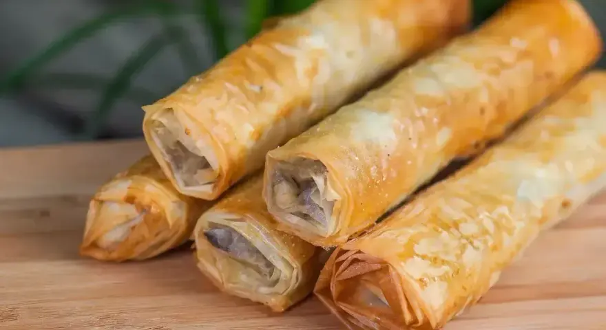 Chrupiące roladki z ciasta filo, idealne do wytrawnych przepisów. Zobacz, jak łatwo je przygotować!