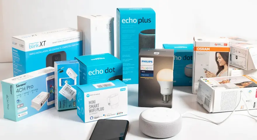 Viele Smart-Home-Geräte, darunter Amazon Echo, Philips Hue und Osram, die Alexa-Funktionen nutzen, sind in ihren Verpackungen zu sehen.