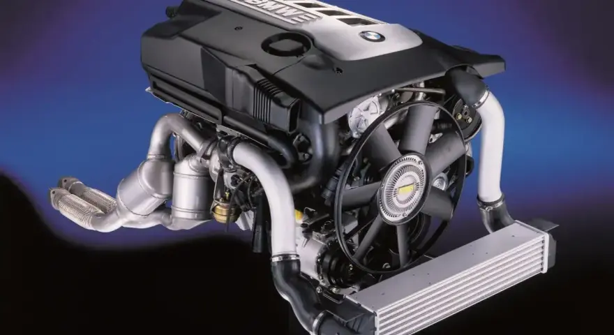 Silnik BMW M57 z turbosprężarką i intercoolerem, gotowy do montażu.