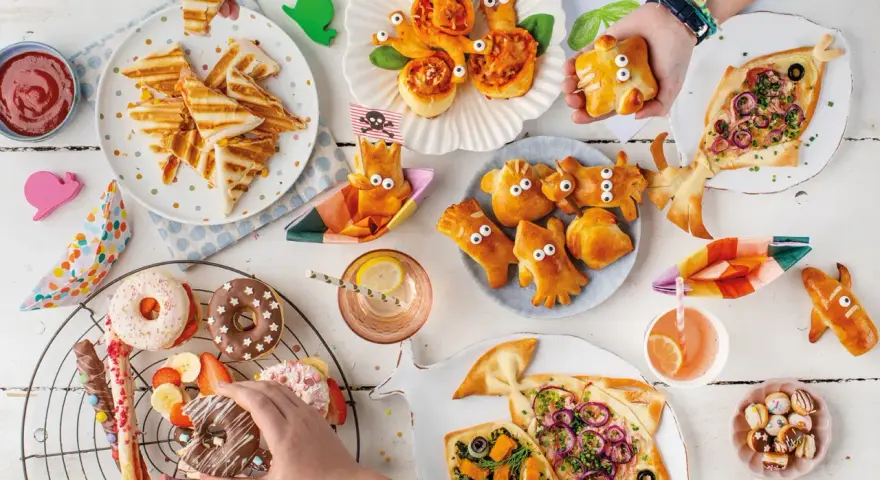 Kreatives schnelles Backen mit Kindern: lustige Teigtiere, Fischpizza und bunte Donuts.