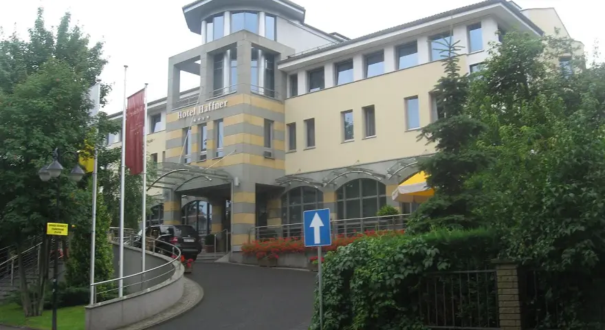 Hotel Haffner, nazwany na cześć Jana Jerzego Haffnera, wita gości nowoczesną architekturą i zielenią.
