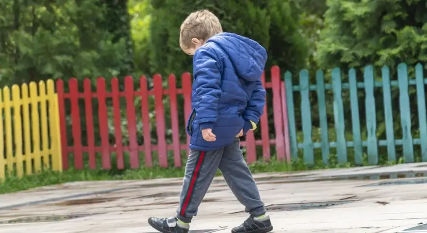 Drętwienie rąk w nocy: ZCN, kręgosłup, pozycja snu co Cię budzi?