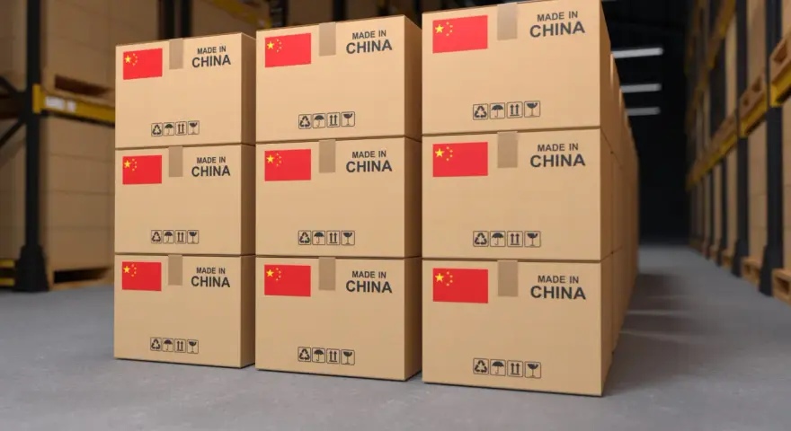 Stosy kartonów z flagą Chin i napisem "MADE IN CHINA" czekają na procedurę dopuszczenia do obrotu w magazynie.