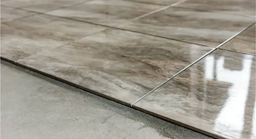 Detalles de diferentes tipos de suelos para casas: baldosas de cerámica con veteado de mármol sobre una base de hormigón.